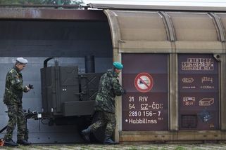 Nejde vyrobit. Armádě nevyšla zakázka na obří vagon pro těžkou techniku - Novinky